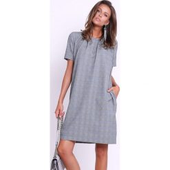 Sukienka w kolorze szarym ze wzorem. Szare sukienki damskie Jesienny butik, na co dzień, xs, w kratkę, z okrągłym kołnierzem, bez rękawów, mini, proste. W wyprzedaży za 117,95 zł.