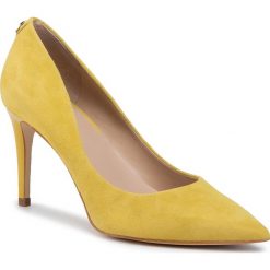 Szpilki GUESS - Bennie16 FL5BE6 SUE08 YELLO. Żółte półbuty damskie Guess, z aplikacjami, z zamszu, eleganckie, bez obcasa, na obcasie, bez zapięcia. Za 589,00 zł.