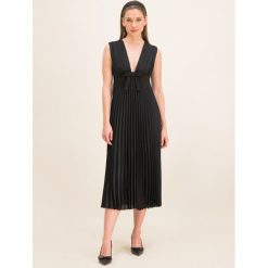 Sukienka koktajlowa Red Valentino SR3VAF65. Czarne sukienki damskie Red Valentino, bez wzorów, z poliesteru, wizytowe, bez kołnierzyka, bez rękawów. W wyprzedaży za 1429,00 zł.
