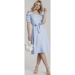 Jasnoniebieska Sukienka Evinoe. Niebieskie sukienki damskie Renee, xl, bez wzorów, z tkaniny, eleganckie, z wykładanym kołnierzem, bez rękawów, midi, rozkloszowane. Za 99,99 zł.