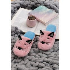 Różowe Kapcie Identical. Różowe kapcie damskie Renee, z futra. Za 39,99 zł.