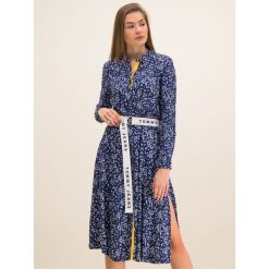 Sukienka koszulowa Tommy Jeans Print Mix DW0DW07601. Niebieskie sukienki damskie Tommy Jeans, na co dzień, s, bez wzorów, z wiskozy, z koszulowym kołnierzykiem, bez rękawów, proste. Za 649,00 zł.