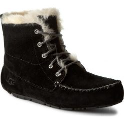 Botki UGG - W Chickaree 1007716 W/Blk. Czarne botki damskie skórzane marki Ugg, na sznurówki. W wyprzedaży za 409,00 zł.