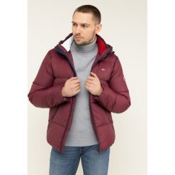 Kurtka puchowa Tommy Jeans Tjm Essential Down DM0DM06902. Czerwone kurtki męskie Tommy Jeans, xl, bez wzorów, z poliesteru, bez kaptura. W wyprzedaży za 579,00 zł.