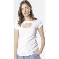 Biały T-shirt Azame. Białe bluzki damskie Born2be, s, bez wzorów, z dzianiny, z asymetrycznym kołnierzem, z krótkim rękawem. Za 54,99 zł.