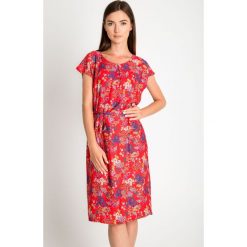 Czerwona sukienka w łączkę QUIOSQUE. Czerwone sukienki hiszpanki QUIOSQUE, na lato, z tkaniny, z krótkim rękawem, mini, oversize. W wyprzedaży za 59,99 zł.
