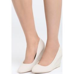 Beżowe Koturny Walk With You. Brązowe czółenka marki Born2be, z okrągłym noskiem, na koturnie. Za 79,99 zł.