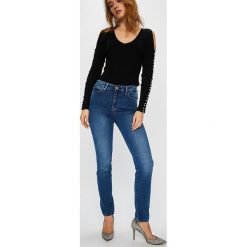 Guess Jeans - Jeansy 1981. Niebieskie jeansy damskie skinny marki Guess Jeans, z aplikacjami, z elastanu, z podwyższonym stanem. W wyprzedaży za 299,90 zł.