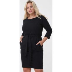 Czarna Sukienka Gypsy. Czarne sukienki damskie Born2be, w jednolite wzory, z tkaniny, eleganckie, z okrągłym kołnierzem, midi, proste. Za 69,99 zł.