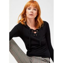 Sweter z ozdobnym dekoltem. Czarne swetry damskie Moodo, s, bez wzorów, z poliesteru, klasyczne, z długim rękawem, długie, bez kaptura. Za 69,99 zł.