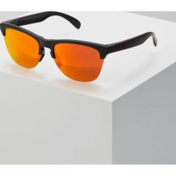 Oakley FROGSKINS LITE Okulary przeciwsłoneczne prizm ruby. Czarne sportowe okulary przeciwsłoneczne damskie Oakley. Za 559,00 zł.