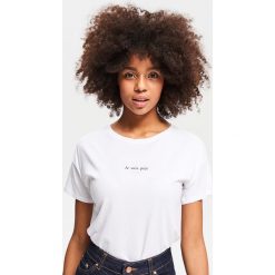 T-shirt z minimalistycznym napisem - Biały. Białe t-shirty damskie Reserved, s, z napisami, bez kołnierzyka. Za 29,99 zł.