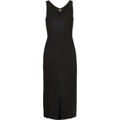 Sukienka midi z wiskozy bonprix czarny. Czarne sukienki damskie bonprix, bez wzorów, z wiskozy, bez kołnierzyka, bez rękawów, midi, plisowane. Za 109,99 zł.