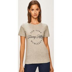 Tommy Hilfiger - T-shirt. Niebieskie bluzki damskie TOMMY HILFIGER, s, z nadrukiem, z bawełny, z okrągłym kołnierzem. W wyprzedaży za 99,90 zł.