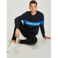 Calvin Klein Jeans - Sweter. Niebieskie swetry klasyczne męskie marki Calvin Klein Jeans, s, z bawełny, z okrągłym kołnierzem. Za 539,90 zł.