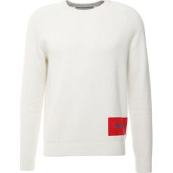 Swetry klasyczne męskie: Calvin Klein Jeans WOOL BLEND INSTITUTIONAL LOGO SWEAT Sweter white