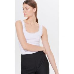 Top z koronką - Biały. Białe topy damskie Mohito, w koronkowe wzory, z koronki, bez kołnierzyka. W wyprzedaży za 39,99 zł.