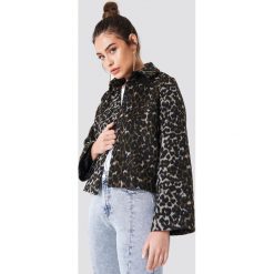 NA-KD Trend Krótka kurtka z nadrukiem - Brown,Multicolor. Brązowe kurtki damskie marki NA-KD Trend, z nadrukiem, z bawełny, klasyczne, długie, bez kaptura. Za 323,95 zł.