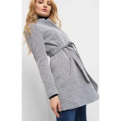 Płaszcz z paskiem. Niebieskie kurtki damskie Orsay, w paski, z bawełny, długie. Za 239,99 zł.