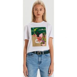 Koszulka z ilustracją We are creators - Biały. Białe koszulki damskie Cropp, s, bez wzorów, bez kołnierzyka, bez rękawów. Za 39,99 zł.