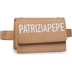 Saszetka nerka PATRIZIA PEPE - 2V9347/A6P8-B685 Pompei Beige. Brązowe nerki damskie Patrizia Pepe, bez wzorów, ze skóry, młodzieżowe, bez dodatków. W wyprzedaży za 509,00 zł.