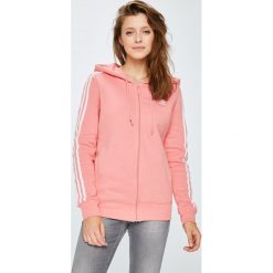 Adidas Originals - Bluza. Różowe bluzy damskie z kieszeniami marki adidas Originals, z elastanu, z kapturem. W wyprzedaży za 199,90 zł.