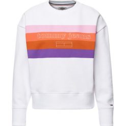 Bluza Tommy Jeans Stripe Logo DW0DW06777. Białe bluzy damskie Tommy Jeans, xs, bez wzorów, z bawełny, bez rękawów, bez kaptura. W wyprzedaży za 269,00 zł.