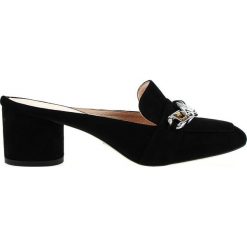 Klapki obcasy open heel skórzane zamszowe czarne Victoria Gotti (38). Czarne klapki damskie Victoria Gotti, z aplikacjami, z zamszu, bez obcasa. Za 350,00 zł.