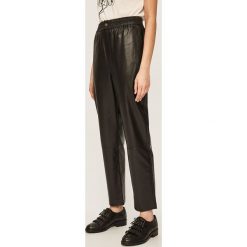 Pepe Jeans - Spodnie Moira. Czarne spodnie damskie Pepe Jeans, s, z bawełny, z podwyższonym stanem. W wyprzedaży za 269,90 zł.