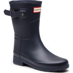 Kalosze HUNTER - Original Refined Short WFS1098RMA Navy. Niebieskie kalosze damskie Hunter, bez wzorów, z tworzywa sztucznego. W wyprzedaży za 419,00 zł.