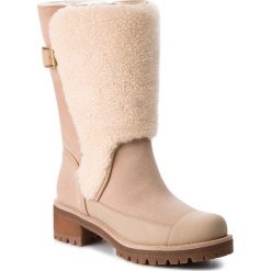 Kozaki TORY BURCH - Sloan Shearling Boot 49198 Perfect Sand/Natural 256. Brązowe kozaki damskie Tory Burch, z zamszu, bez obcasa, na obcasie, bez zapięcia. W wyprzedaży za 1089,00 zł.