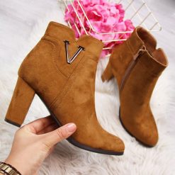 Botki damskie na słupku camel Vinceza - camel. Brązowe botki damskie Vinceza, bez obcasa, na słupku, bez zapięcia. Za 111,99 zł.
