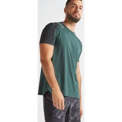 Koszulka fitness kardio męska FTS 500 khaki-zielona. Zielone koszulki męskie DOMYOS, s, bez wzorów, z elastanu, bez kołnierzyka, bez rękawów, na fitness i siłownię. Za 49,99 zł.