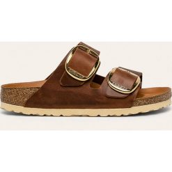 Birkenstock - Klapki skórzane Arizona Big Buckle. Pomarańczowe klapki damskie Birkenstock, bez wzorów, ze skóry, bez obcasa, na obcasie. Za 589,90 zł.