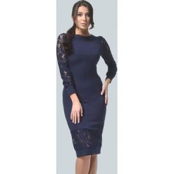 Sukienka w kolorze granatowym. Niebieskie bez kategorii marki Lila Kass, xxs, w koronkowe wzory, z koronki, z dekoltem w łódkę, midi, proste. W wyprzedaży za 279,95 zł.