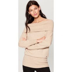 Sweter z odkrytymi ramionami - Beżowy. Brązowe swetry klasyczne damskie marki Mohito, l. Za 119,99 zł.