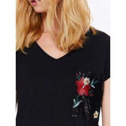 T-SHIRT DAMSKI Z KIESZONKĄ W CEKINOWY KWIATOWY WZÓR. Czarne t-shirty damskie marki Top Secret, z aplikacjami, z dzianiny, eleganckie, z dekoltem w serek. W wyprzedaży za 49,99 zł.