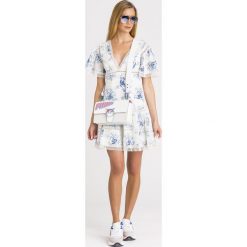 SUKIENKA WINONA GUESS. Białe sukienki damskie Guess, na co dzień, s, w koronkowe wzory, z bawełny, bez kołnierzyka, bez rękawów, mini, proste. Za 385,00 zł.