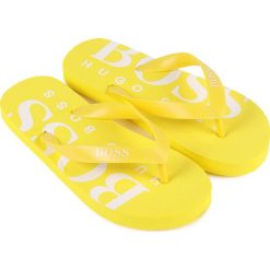 Boss - Japonki dziecięce. Żółte sandały chłopięce Boss, z gumy, bez zapięcia. W wyprzedaży za 119,90 zł.