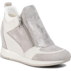 Sneakersy GEOX - D Nydame E D020QE 07722 C1010 Lt Grey. Szare sneakersy damskie Geox, z zamszu. W wyprzedaży za 429,00 zł.