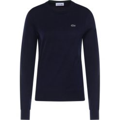 Sweter Lacoste AF5478. Białe swetry damskie Lacoste, bez wzorów, z bawełny, klasyczne, bez rękawów, bez kaptura. W wyprzedaży za 489,00 zł.