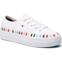 Tenisówki TOMMY HILFIGER - Rainbow Flatform Sneaker FW0FW04069 White 100. Białe półbuty damskie TOMMY HILFIGER, bez wzorów, z gumy, bez zapięcia. Za 359,00 zł.