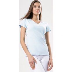 Jasnoniebieski T-shirt Conspicuously. Szare bluzki damskie Born2be, na imprezę, s, bez wzorów, z dzianiny, bez kołnierzyka, bez rękawów. Za 39,99 zł.