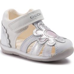 Sandały GEOX - B Each G. A B920AA 009KY C0007 M White/Silver. Białe sandały dziewczęce Geox, ze skóry ekologicznej, bez zapięcia. W wyprzedaży za 169,00 zł.