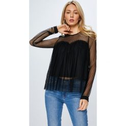 Guess Jeans - Bluzka Jessie. Białe bluzki damskie Guess Jeans, s, z aplikacjami, z elastanu, casualowe, z okrągłym kołnierzem, bez rękawów. W wyprzedaży za 179,90 zł.