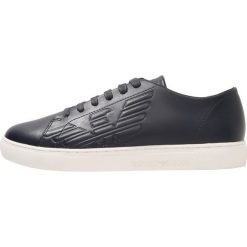 Emporio Armani ACTION Sneakersy niskie night. Niebieskie trampki męskie Emporio Armani, bez zapięcia. Za 669,00 zł.