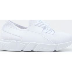 Sportowe buty - Biały. Białe buty sportowe damskie Sinsay, bez wzorów, sportowe. Za 59,99 zł.