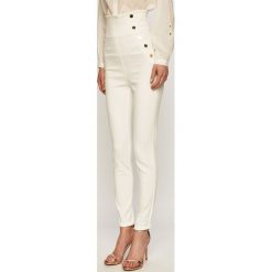Guess Jeans - Jeansy Gwen x Jennifer Lopez. Białe jeansy damskie Guess Jeans, z aplikacjami, z elastanu, z podwyższonym stanem. W wyprzedaży za 379,90 zł.