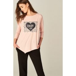 T-shirty damskie: Asymetryczna koszulka z metalicznym nadrukiem – Różowy