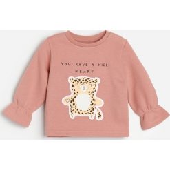 Bluza dresowa z aplikacją - Różowy. Różowe bluzy damskie Reserved, z aplikacjami, z dresówki, bez rękawów, bez kaptura. Za 45,99 zł.